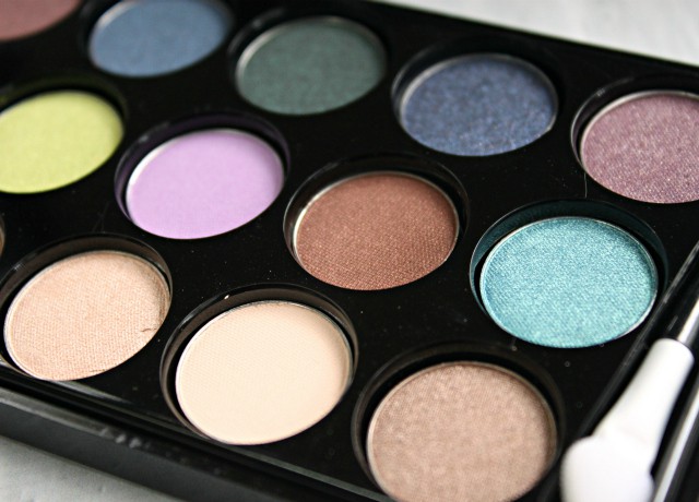 What's inside Le Metier de Beaute May 2015 Vault VIP box? A lovely 18-pan Sexy Eyes palette, which also goes by another name - Galore palette. Review and swatches can be found on my blog >> http://bit.ly/1LbLawM | via @glamorable