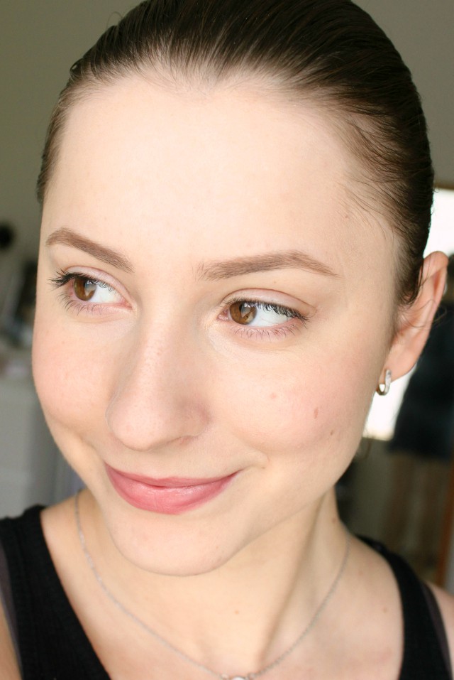 How to Pull Off a No-Makeup Makeup Look: Today I'm linking up with fellow beauty bloggers to bring you this fun collaboration. Check out our no-makeup makeup looks that help us look put together in a snap! >>  http://bit.ly/1HN2YzV | via @glamorable