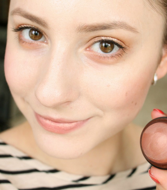 Swatches and review of The Body Shop Honey Bronze Highlighting Domes in Shade 02 and Shade 03 >> http://bit.ly/1FS5ezt | via @glamorable