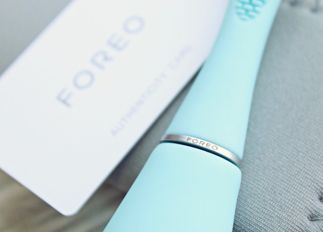 FOREO Issa Review: I tried using this unique sonic toothbrush for five weeks; click through to find out what I thought about it! >>  https://glamorable.com | via @glamorable
