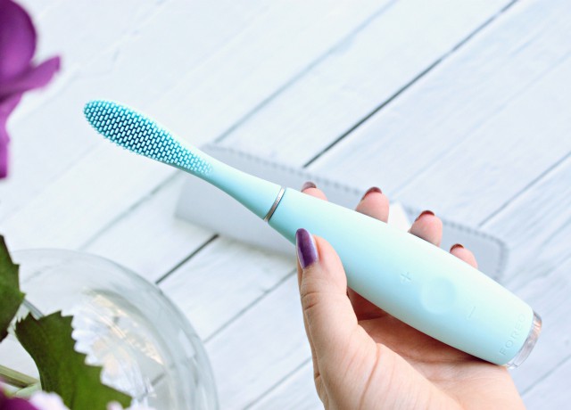 FOREO Issa Review: I tried using this unique sonic toothbrush for five weeks; click through to find out what I thought about it! >>  https://glamorable.com | via @glamorable