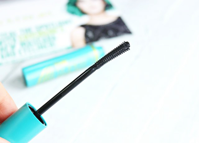 Review and Swatches: COVERGIRL The Super Sizer Mascara & Intensify Me Liquid Liner. Find out how to use these new products! Read more: glamorable.com | via @glamorable