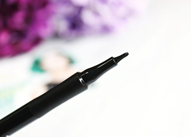 Review and Swatches: COVERGIRL The Super Sizer Mascara & Intensify Me Liquid Liner. Find out how to use these new products! Read more: glamorable.com | via @glamorable