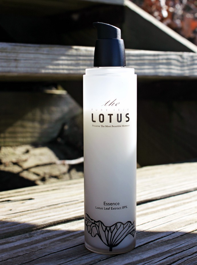 The Lotus Essence with Lotus Leaf - What is an essence? How to apply and layer Korean essences? How are essences different from serums? These and more questions - answered!