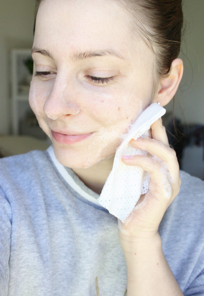 Minimalist Beauty: Deep Pore Cleanser & Face Wash for Combination Skin Olay Daily Facials